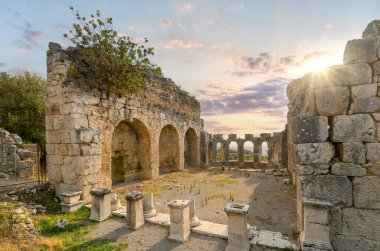 Türkiye 'nin Mugla ilinin Seydikemer ilçesi yakınlarındaki antik bir Lycian kenti olan Tlos harabeleri ve mezarları. 