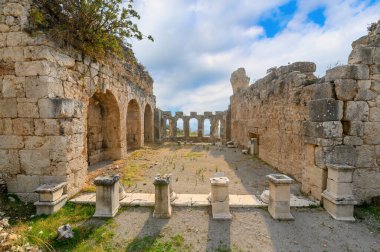 Türkiye 'nin Mugla ilinin Seydikemer ilçesi yakınlarındaki antik bir Lycian kenti olan Tlos harabeleri ve mezarları. 