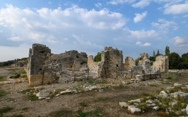 Türkiye 'nin Mugla ilinin Seydikemer ilçesi yakınlarındaki antik bir Lycian kenti olan Tlos harabeleri ve mezarları. 