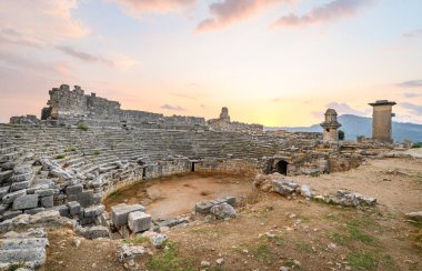 Xanthos Antik Şehir. Mezar taşı ve antik şehir Xanthos 'un kalıntıları - Türkiye' nin Kas, Antalya kentindeki Letoon, günbatımında. Lycia 'nın başkenti.