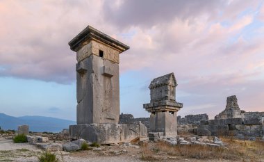 Xanthos Antik Şehir. Mezar taşı ve antik şehir Xanthos 'un kalıntıları - Türkiye' nin Kas, Antalya kentindeki Letoon, günbatımında. Lycia 'nın başkenti.