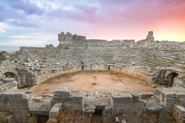 Xanthos Antik Şehir. Mezar taşı ve antik şehir Xanthos 'un kalıntıları - Türkiye' nin Kas, Antalya kentindeki Letoon, günbatımında. Lycia 'nın başkenti.