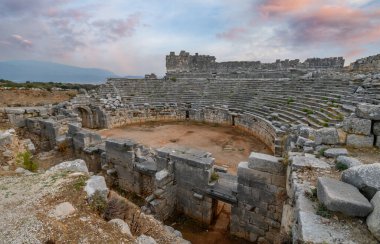 Xanthos Antik Şehir. Mezar taşı ve antik şehir Xanthos 'un kalıntıları - Türkiye' nin Kas, Antalya kentindeki Letoon, günbatımında. Lycia 'nın başkenti.