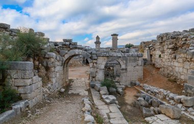 Xanthos Antik Şehir. Mezar taşı ve antik şehir Xanthos 'un kalıntıları - Türkiye' nin Kas, Antalya kentindeki Letoon, günbatımında. Lycia 'nın başkenti.