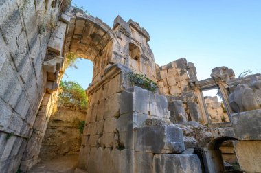 Türkiye 'nin Demre kentindeki antik Myra kentinin kalıntıları. Antik mezarlar ve amfitiyatro.