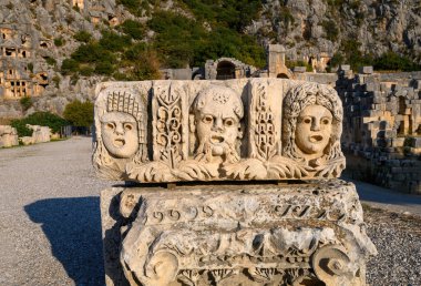 Türkiye 'nin Demre kentindeki antik Myra kentinin kalıntıları. Antik mezarlar ve amfitiyatro.