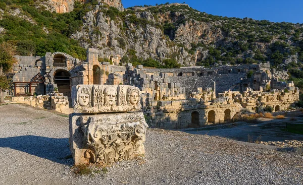 トルコのデムレにある古代都市ミラの遺跡 古代の墓と円形劇場 — ストック写真