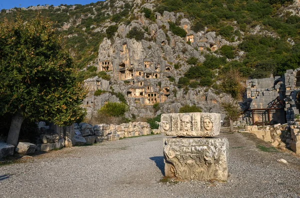 トルコのデムレにある古代都市ミラの遺跡 古代の墓と円形劇場 — ストック写真