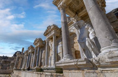 Burdur yakınlarındaki Sagalassos antik kenti. Roma şehrindeki Yukarı Agora kalıntıları..
