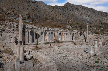 Burdur yakınlarındaki Sagalassos antik kenti. Roma şehrindeki Yukarı Agora kalıntıları..
