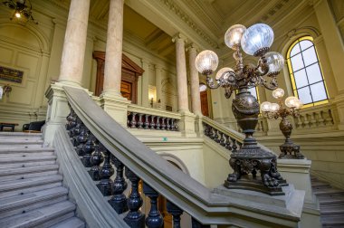 BÜYÜK, AÇIK. ELTE Merkez Üniversitesi Kütüphanesi. Eotvos Lorand Üniversitesi (ELTE) Macaristan 'ın en büyük ve en eski üniversitesidir..