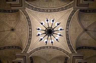 BÜYÜK, AÇIK. ELTE Merkez Üniversitesi Kütüphanesi. Eotvos Lorand Üniversitesi (ELTE) Macaristan 'ın en büyük ve en eski üniversitesidir..