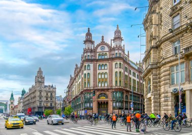 Budapeşte, Macaristan. Şehir merkezindeki Parisi Udvar Oteli 'nin (Parisian Passage) güzel eski binasının ön manzarası 