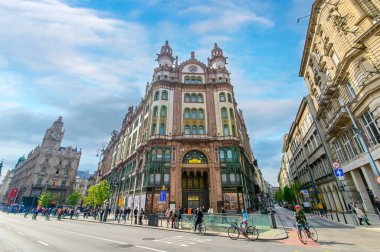 Budapeşte, Macaristan. Şehir merkezindeki Parisi Udvar Oteli 'nin (Parisian Passage) güzel eski binasının ön manzarası 