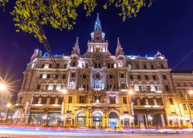 Budapeşte, Macaristan. Geceleri New York Kafe 'de. Dünyanın en güzel kahve dükkanlarından biri, lüks bir otelde.