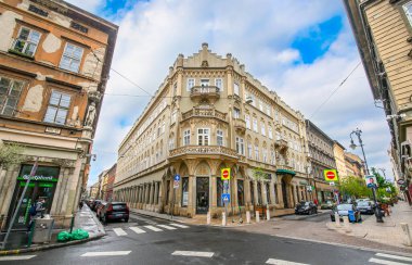 Budapeşte, Macaristan. Şehir merkezinde eski heykeller olan güzel eski binanın ön cephesi. 