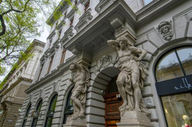 Budapeşte, Macaristan. Şehir merkezinde eski heykeller olan güzel eski binanın ön cephesi. 
