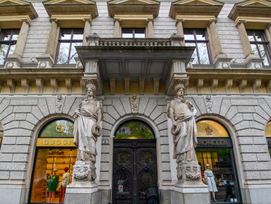 Budapeşte, Macaristan. Şehir merkezinde eski heykeller olan güzel eski binanın ön cephesi. 