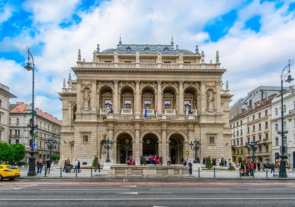 Budapeşte, Macaristan. Macar Kraliyet Opera Evi, mimarın başyapıtlarından biri olarak kabul edilir ve Avrupa 'nın en güzellerinden biridir..