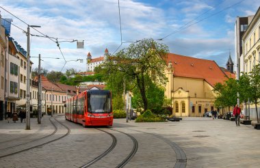 Bratislava, Slovakya. Bratislava kalesinin önündeki modern kırmızı tramvay