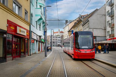 Bratislava, Slovakya. Bratislava kalesinin önündeki modern kırmızı tramvay