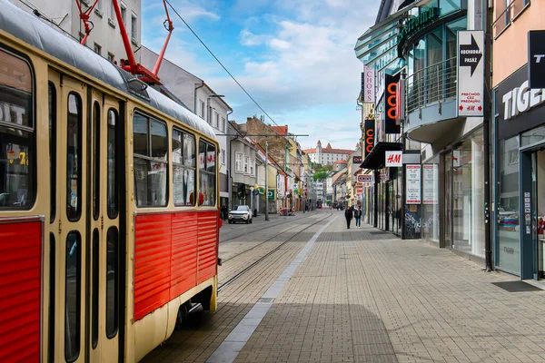 Bratislava, Slovakya. Bratislava kalesinin önündeki eski kırmızı tramvay