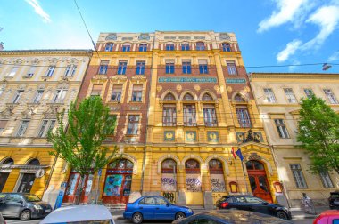 Budapeşte, Macaristan. Şehir merkezinde eski heykeller olan güzel eski binanın ön cephesi. 