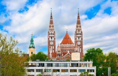 Macaristan 'ın Szeged kentindeki Macar Meryem Ana' nın Adak Kilisesi ve Katedrali.
