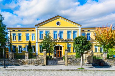 Bulligaria 'yı dene, Bulga. Bulgar okul binası Petko Slaveykov 'un cephesi. Gabrovo bölgesi