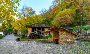 Bulgaristan 'ın Gabrovo kenti yakınlarındaki Mimari Kompleks Etar' daki (Etara) eski geleneksel Bulgar evi.