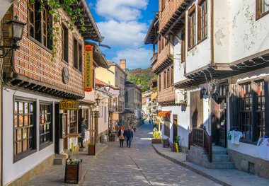 VELIKO TARNOVO, BULGARIA. Güzel renkli caddeler ve Veliko Tarnovo 'nun eski şehir merkezinde evler