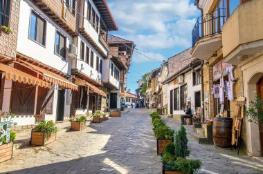 VELIKO TARNOVO, BULGARIA. Güzel renkli caddeler ve Veliko Tarnovo 'nun eski şehir merkezinde evler