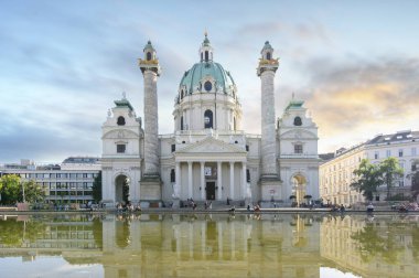 Viyana, Avusturya. Karlskirche ya da Karlsplatz 'daki Saint Charles Kilisesi. Wien 'deki Barok Katedrali Saint Charles Borromeo' ya ithaf edilmiştir.