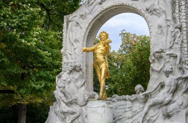 Viyana, Avusturya. Johann Strauss 'un anıtı. Ünlü Avusturyalı bestecinin Stadtpark 'ta keman çalan altın heykeli.)
