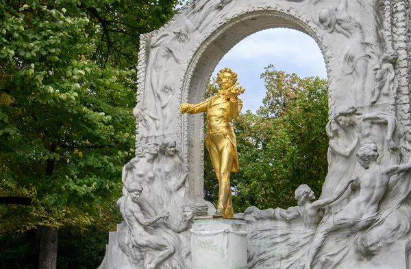 ウィーン オーストリア ヨハン ストラウスの記念碑 偉大なオーストリアの作曲家の有名な金像 シュトゥットパーク シティパーク でヴァイオリンを演奏 — ストック写真