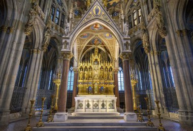 Viyana, Avusturya. Votivkirche ya da Votivkirche Kilisesi 'nin içinde. Lekeli camlı ünlü neo-gotik kilise