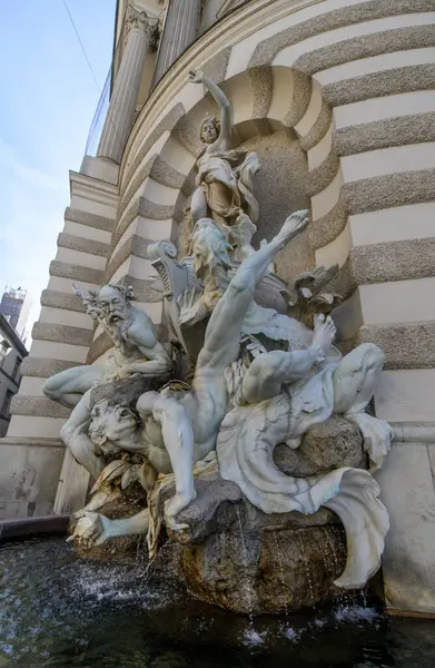ウィーンのミカエラー広場にあるセント マイケルズ ウィング ホフブルク宮殿の入り口にあるバロック様式の彫像 — ストック写真