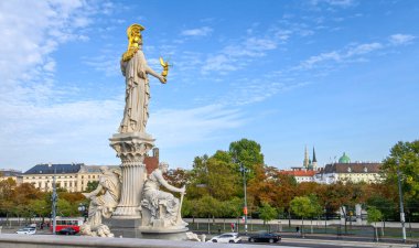 Avusturya Parlamento Binası önündeki Athena Pallada 'nın heykeli.