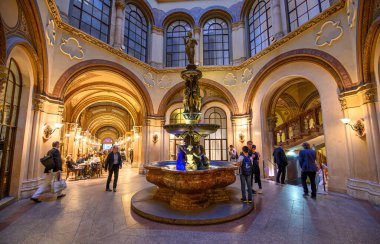 Viyana, Avusturya. Ferstel Geçidi 'nin içinde, Palais Ferstel. Daktiloyla yazılmış 