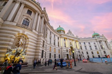 Viyana, Avusturya. İmparatorluk Hofburg Sarayı ve Herrengasse yayaları gün batımında