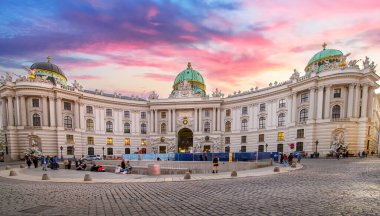 Viyana, Avusturya. İmparatorluk Hofburg Sarayı ve Herrengasse yayaları gün batımında