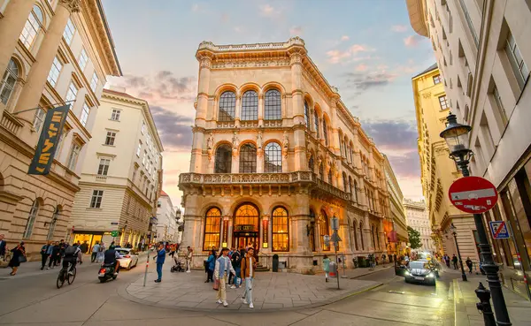 奥地利维也纳 著名的 中央咖啡馆 的入口 这是维也纳历史最悠久的传统咖啡馆之一 — 图库照片
