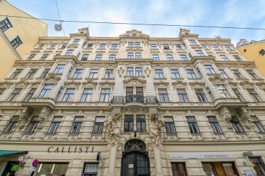 Eski Viyana, Avusturya ve Orta Avrupa 'da barok heykeller, heykeller ve süsler bulunan tarihi bir binanın cephesi.