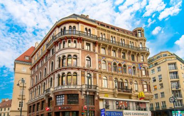 Eski Viyana, Avusturya ve Orta Avrupa 'da barok heykeller, heykeller ve süsler bulunan tarihi bir binanın cephesi.