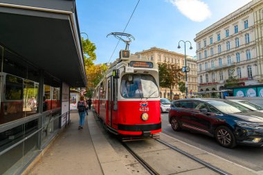 Viyana, Avusturya. Tarihi merkezde geleneksel Viyana kırmızı tramvayı