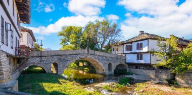Bulgaristan 'ın Tryavna kentinin panoraması. Geleneksel mimari kompleksinin eski kasabasındaki eski Stone Arch Köprüsü. Gabrovo Bölgesi. Bulgar mimarisinin ulusal canlanması.