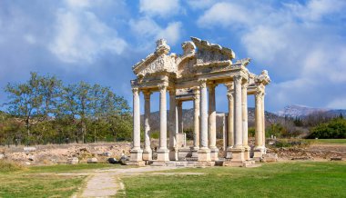 Türkiye 'deki Afrodisias Antik Kenti (Afrodisias). Tetrapylon harabeleri, anıtsal geçit. Şehre Yunan aşk tanrıçası Afrodit 'in adı verildi.
