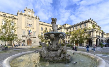 Bergamo, İtalya. Meydan Dante 'de Fontana della Fiera ve Adliye ve Ceza Mahkemesi Sarayı (Uffici Giudiziari Tribunale Penale)