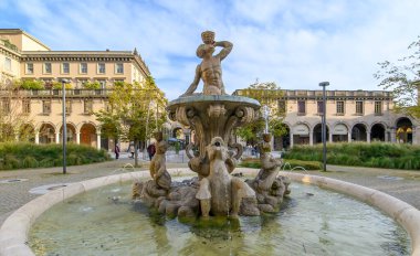 Bergamo, İtalya. Meydan Dante 'de Fontana della Fiera ve Adliye ve Ceza Mahkemesi Sarayı (Uffici Giudiziari Tribunale Penale)