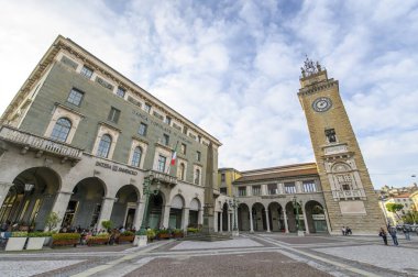 Bergamo, İtalya. Şehrin aşağısındaki Piazza Vittorio Veneto 'da bulunan Torre dei Caduti kulesi.